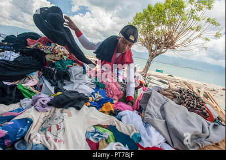 Palu, Indonésie. 7Th Oct 2018. Victime d'un tremblement de terre vu le choix des vêtements de secours à l'un des postes mis en place par les ONG. Un terrible tremblement de terre de magnitude 7,5 et le tsunami causé par elle a détruit la ville de Palu et une grande partie de la zone dans le centre de Sulawesi. Selon les responsables, victimes des terribles tremblement de terre et du tsunami s'élève à 1 480, près de 800 personnes dans les hôpitaux sont gravement blessés et quelque 62 000 personnes ont été déplacées dans 24 camps autour de la région. Credit : SOPA/Alamy Images Limited Live News Banque D'Images