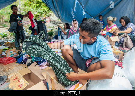 Palu, Indonésie. 7Th Oct 2018. Les victimes du tremblement de terre vu le choix des vêtements de secours à l'un des postes mis en place par les ONG. Un terrible tremblement de terre de magnitude 7,5 et le tsunami causé par elle a détruit la ville de Palu et une grande partie de la zone dans le centre de Sulawesi. Selon les responsables, victimes des terribles tremblement de terre et du tsunami s'élève à 1 480, près de 800 personnes dans les hôpitaux sont gravement blessés et quelque 62 000 personnes ont été déplacées dans 24 camps autour de la région. Credit : SOPA/Alamy Images Limited Live News Banque D'Images