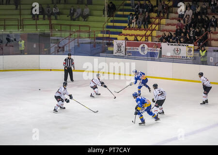 Milan, Italie. 7 octobre, 2018. Asiago Hockey Hockey Milano Rossoblù répond aux 1935 dans un match de la Ligue de hockey des Alpes Crédit : Luca Quadrio/Alamy Live News Banque D'Images