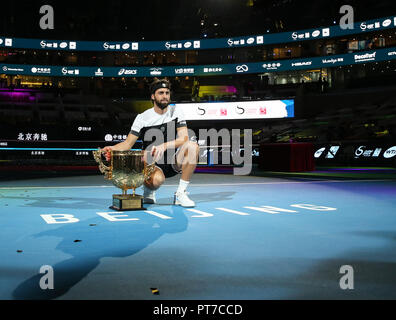 Beijing, Chine. 7 Oct, 2018. Nikoloz Basilashvili de Géorgie pose avec le trophée lors de la cérémonie de l'événement masculin au tournoi de tennis Open de Chine à Beijing, capitale de Chine, le 7 octobre 2018. Basilashvili a gagné 2-0 et a réclamé le titre. Credit : Chanson Yanhua/Xinhua/Alamy Live News Banque D'Images