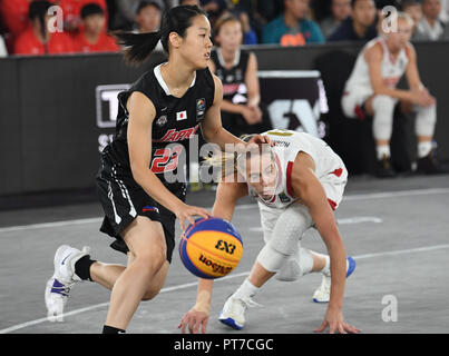 Shaanxi, Province du Shaanxi en Chine. 7 Oct, 2018. L'ami du Japon Yamamoto (L) contrôle le ballon pendant l'U23 women's match final entre la Russie et le Japon à la FIBA 2018 3X3 Coupe du Monde à Xi'an, province du Shaanxi du nord-ouest de la Chine, le 7 octobre 2018. La Russie a remporté la finale par 21-12. Credit : Zhang Bowen/Xinhua/Alamy Live News Banque D'Images