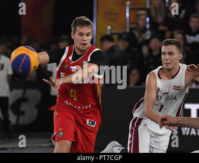 Shaanxi, Province du Shaanxi en Chine. 7 Oct, 2018. La Russie Alexander Zouïev (L) passe le ballon au cours de l'U23 men's match final entre la Russie et la Lettonie à la FIBA 2018 3X3 Coupe du Monde à Xi'an, province du Shaanxi du nord-ouest de la Chine, le 7 octobre 2018. La Russie remporte la finale 21-18. Credit : Zhang Bowen/Xinhua/Alamy Live News Banque D'Images