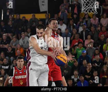 Shaanxi, Province du Shaanxi en Chine. 7 Oct, 2018. La Russie Stanislav Sharov (R) rivalise avec la Lettonie a Linards Jaunzems pendant U23 pour le match final entre la Russie et la Lettonie à la FIBA 2018 3X3 Coupe du Monde à Xi'an, province du Shaanxi du nord-ouest de la Chine, le 7 octobre 2018. La Russie remporte la finale 21-18. Credit : Zhang Bowen/Xinhua/Alamy Live News Banque D'Images