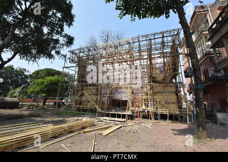 Kolkata, Inde. 7 octobre, 2018. Pandal de déesse Durga puja est en préparation à Biswamilani ville de Howrah pour le prochain la plus grande fête hindoue Durga Puja, au Bengale occidental, en Inde. Credit : Biswarup Ganguly/Alamy Live News Banque D'Images