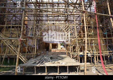 Kolkata, Inde. 7 octobre, 2018. Pandal de déesse Durga puja est en préparation à Biswamilani ville de Howrah pour le prochain la plus grande fête hindoue Durga Puja, au Bengale occidental, en Inde. Credit : Biswarup Ganguly/Alamy Live News Banque D'Images