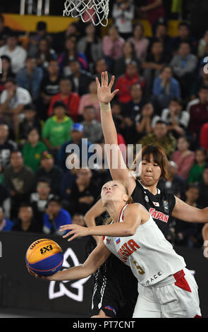 Shaanxi, Province du Shaanxi en Chine. 7 Oct, 2018. La Russie Veronika Varlamova (avant) brise au cours de l'U23 women's match final entre la Russie et le Japon à la FIBA 2018 3X3 Coupe du Monde à Xi'an, province du Shaanxi du nord-ouest de la Chine, le 7 octobre 2018. La Russie a remporté la finale par 21-12. Credit : Zhang Bowen/Xinhua/Alamy Live News Banque D'Images