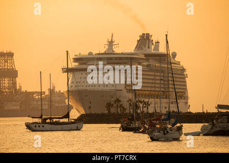 Las Palmas, Gran Canaria, Îles Canaries, Espagne. 7 octobre 2018. Météo : bateau de croisière Navigator of the Seas towers plus disponibles à l'entrée du port de Las Palmas au lever du soleil le dimanche. Trois grands navires de croisière avec autour de 10 000 passagers (dont beaucoup du Royaume-Uni) fera escale à Las Palmas le dimanche matin. Credit : ALAN DAWSON/Alamy Live News Banque D'Images