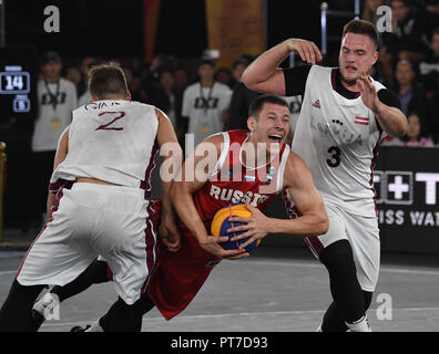 Shaanxi, Province du Shaanxi en Chine. 7 Oct, 2018. La Russie Stanislav Sharov (C) est engagé au cours de l'U23 men's match final entre la Russie et la Lettonie à la FIBA 2018 3X3 Coupe du Monde à Xi'an, province du Shaanxi du nord-ouest de la Chine, le 7 octobre 2018. La Russie remporte la finale 21-18. Credit : Zhang Bowen/Xinhua/Alamy Live News Banque D'Images