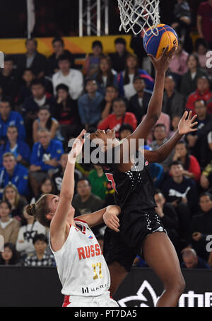 Shaanxi, Province du Shaanxi en Chine. 7 Oct, 2018. Stephanie Mawuli du Japon (R) va au panier pendant la U23 women's match final entre la Russie et le Japon à la FIBA 2018 3X3 Coupe du Monde à Xi'an, province du Shaanxi du nord-ouest de la Chine, le 7 octobre 2018. La Russie a remporté la finale par 21-12. Credit : Zhang Bowen/Xinhua/Alamy Live News Banque D'Images