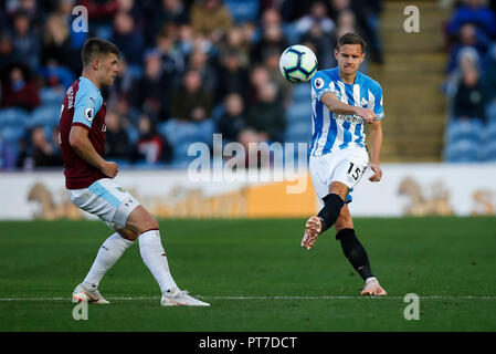 Burnley, Royaume-Uni. 6 octobre 2018. Chris Lowe de Huddersfield Town au cours de la Premier League match entre Burnley et Huddersfield Town à Turf Moor le 6 octobre 2018 à Burnley, en Angleterre. (Photo de Daniel Chesterton/phcimages.com) : PHC Crédit Images/Alamy Live News Banque D'Images