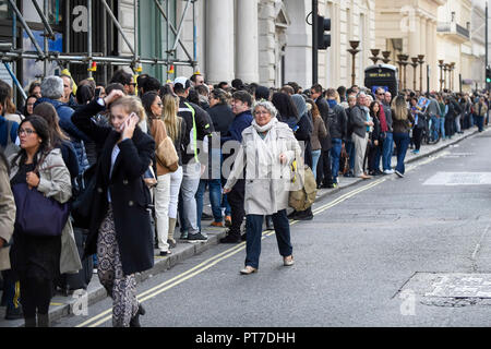 Londres, Royaume-Uni. 7 octobre 2018. Les brésiliens à Londres la queue pour voter à l'Ambassade du Brésil près de Trafalgar Square, pour l'élection présidentielle brésilienne. Candidat d'extrême-droite est le Bolsonaro Jaďr, avant-garde contre le candidat de gauche pour le Parti des travailleurs, Fernando Haddad. Crédit : Stephen Chung / Alamy Live News Banque D'Images