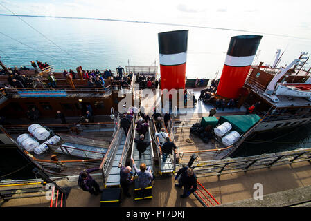 Le bateau à vapeur Waverley vintage est en cours d'exécution des excursions le long de la Tamise à Londres de Southend et Gravesend. Conseil et les passagers débarquent à partir de la jetée de Southend, La plus longue jetée qui s'étend sur 1,6 km dans l'estuaire de la Tamise Banque D'Images