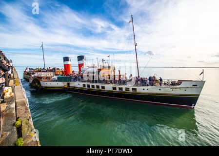 Le bateau à vapeur Waverley s'éloigne de Southend Pier sur l'estuaire de la Tamise avec des passagers se dirigeant vers Londres, Royaume-Uni Banque D'Images