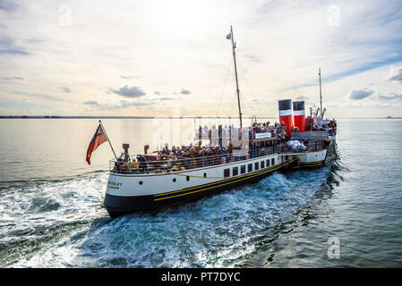 Le bateau à vapeur Waverley s'éloigne de Southend Pier sur l'estuaire de la Tamise avec des passagers se dirigeant vers Londres Banque D'Images