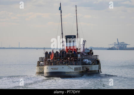 Le bateau à vapeur Waverley vintage est en cours d'exécution des excursions le long de la Tamise à Londres de Southend et Gravesend. Conseil et les passagers débarquent à partir de la jetée de Southend, La plus longue jetée qui s'étend sur 1,6 km dans l'estuaire de la Tamise Banque D'Images