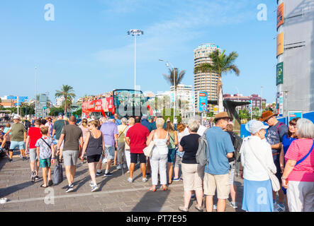 Las Palmas, Gran Canaria, Îles Canaries, Espagne. 7 octobre 2018. Météo : les passagers des bateaux de croisière à bord d'un lieu d'attente bus de tourisme à Las Palmas que trois grands navires de croisière avec autour de 10 000 passagers, de nombreux du Royaume-Uni, d'un quai à Las Palmas sur une chaude dimanche matin sur Gran Canaria,, avec des températures autour de 30 degrés Celsius prévision pour le reste de la journée. Banque D'Images