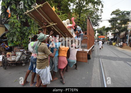 Kolkata, Inde. 7 octobre, 2018. Idole de la Déesse Durga est associé transportés de Kumartuli à Kolkata à Howrah pour le prochain la plus grande fête hindoue Durga Puja, au Bengale occidental, en Inde. Credit : Biswarup Ganguly/Alamy Live News Banque D'Images