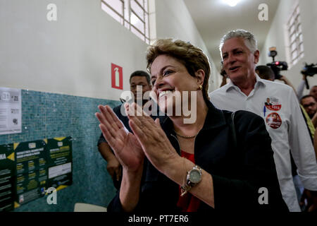 Belo Horizonte, Brésil. 7 Oct, 2018. L'ancien Président du Brésil, Dilma Rousseff arrive à jeter son vote lors des élections générales du Brésil, à Santa Marcelina College, à Belo Horizonte, Brésil, le 7 octobre 2018. Les brésiliens ont commencé à voter dans les élections générales du dimanche devrait produire un nouveau président et l'état et les législateurs fédéraux. Credit : Cristiane Mattos/O Tempo/AGENCIA ESTADO/Xinhua/Alamy Live News Banque D'Images