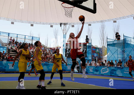 Buenos Aires, Argentine. 07Th Oct, 2018. 07 octobre 2018, l'ARGENTINE, Buenos Aires : Emma Eichener (R) de l'Allemagne dans l'action au jeu de basket-ball contre la Roumanie. La délégation allemande est représentée par quatre 3x3, les joueurs de basket-ball aux Jeux Olympiques de la jeunesse. Credit : Gustavo Ortiz/dpa/Alamy Live News Banque D'Images