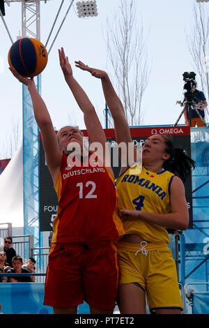 Buenos Aires, Argentine. 07Th Oct, 2018. 07 octobre 2018, l'ARGENTINE, Buenos Aires : Emily Enochs (L) de l'Allemagne et Sonia Cazacu (R) de la Roumanie lutte pour la balle. La délégation allemande est représentée par quatre 3x3 joueurs de basket-ball. Credit : Gustavo Ortiz/dpa/Alamy Live News Banque D'Images
