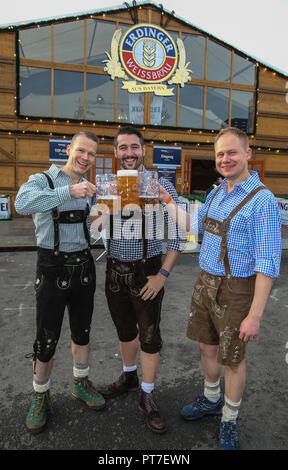 London UK 07 octobre 2018 Queen Elizabeth Olympic Park a accueilli le seul et unique Rose LGBT LGBT + Oktoberfest un jour de fierté et de la bière. Oompah bandes sera remplacé avec la lèvre-synching Drag Queens, rave karaoké et danse table,et bien sûr frankfurter et beaucoup de Steins de bière .@Paul Quezada-Neiman/Alamy Live News Banque D'Images