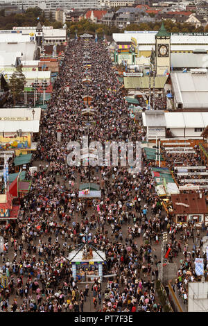 Munich, Bavière. 07Th Oct, 2018. 07 octobre 2018, Allemagne, Munich : d'innombrables visiteurs peut être vu à l'Oktoberfest, le dernier jour de la Wiesn à partir de la grande roue dans le Wirtsbudenstrasse. Le plus grand festival de musique folklorique dans le monde dure du 22 septembre au 07 octobre 2018. Crédit : Felix Hörhager/dpa/Alamy Live News Banque D'Images