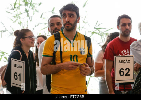 Buenos Aires, Argentine. 07Th Oct, 2018. Les électeurs attendent de voter à l'ambassade du Brésil à Buenos Aires, Argentine. Environ 7 000 électeurs à travers l'Argentine va voter aujourd'hui. Credit : Marcelo Machado de Melo/FotoArena/Alamy Live News Banque D'Images