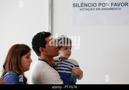 Buenos Aires, Argentine. 07Th Oct, 2018. Les électeurs attendent de voter à l'ambassade du Brésil à Buenos Aires, Argentine. Environ 7 000 électeurs à travers l'Argentine va voter aujourd'hui. Credit : Marcelo Machado de Melo/FotoArena/Alamy Live News Banque D'Images