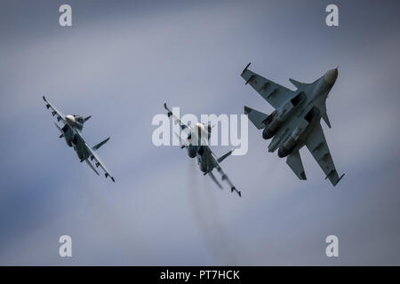 Koubinka, la Russie. 30Th Jun 2016. Trois force aérienne russe Sukhoi Su-30SM d'avions de chasse des faucons de l'équipe acrobatique de la Russie vu l'exécution d'un écran de vol au cours de l'assemblée annuelle de la défense de l'Armée de l'exposition de la technologie. Credit : Leonid Faerberg SOPA/Images/ZUMA/Alamy Fil Live News Banque D'Images