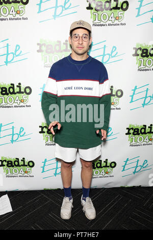 PHILADELPHIA, PA - 6 octobre : Micheal Jack Antonoff, le chanteur et auteur-compositeur de gradins en photo dans les coulisses de la Radio 145,5 millions aujourd''s Endless Summer Show à Eurosport France vivre à Philadelphie, PA, le 6 octobre 2018 Crédit photo : Star Shooter Banque D'Images