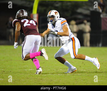 Starkville, MS, États-Unis d'Amérique. 06 Oct, 2018. Auburn Tigers wide receiver, ANTHONY SCHWARTZ (5), couvercles Mississippi State corner retour, CHRIS RAYFORD (24), au cours de la NCAA football match entre l'Auburn Tigers et le Mississippi State Bulldogs à Davis Wade Stadium de STARKVILLE, MS. La défaite de l'État du Mississipi, Auburn 23-9. Kevin Langley/CSM/Alamy Live News Banque D'Images