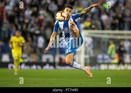 7 octobre 2018, Cornella-El Prat, Cornellà de Llobregat, Barcelone, Espagne ; La Liga football, Espanyol contre Villareal ; Mario Hermoso de RCD Espanyol contrôle le col haut Banque D'Images