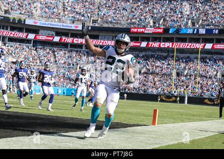 Charlotte, Caroline du Nord, USA. 7 Oct, 2018. Panthers running back Christian McCaffrey (22) marque un TD à Bank of America Stadium à Charlotte, NC. Carolina Panthers les médailles de 33 à 31 sur les Giants de New York. Crédit : Jason Walle/ZUMA/Alamy Fil Live News Banque D'Images