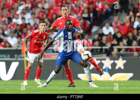 Lisbonne, Portugal, Portugal. 7 Oct, 2018. Moussa Marega du FC Porto (L) avec CristiÃ¡n Lema de SL Benfica (R) vu en action lors de NOS 2018/19 ligue match de football entre SL Benfica vs FC Porto. Crédit : David Martins SOPA/Images/ZUMA/Alamy Fil Live News Banque D'Images