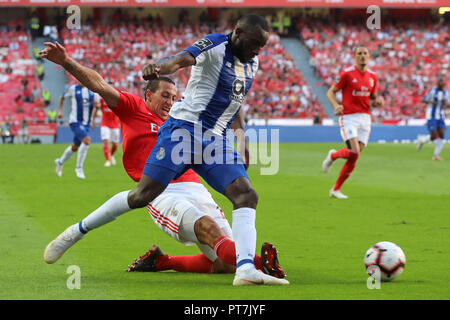 Lisbonne, Portugal, Portugal. 7 Oct, 2018. CristiÃ¡n Lema de SL Benfica (L) avec Moussa Marega du FC Porto (R) vu en action lors de NOS 2018/19 ligue match de football entre SL Benfica vs FC Porto. Crédit : David Martins SOPA/Images/ZUMA/Alamy Fil Live News Banque D'Images