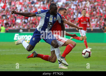 Lisbonne, Portugal, Portugal. 7 Oct, 2018. Moussa Marega du FC Porto (L) avec RÃºben Dias de SL Benfica (R) vu en action lors de NOS 2018/19 ligue match de football entre SL Benfica vs FC Porto. Crédit : David Martins SOPA/Images/ZUMA/Alamy Fil Live News Banque D'Images