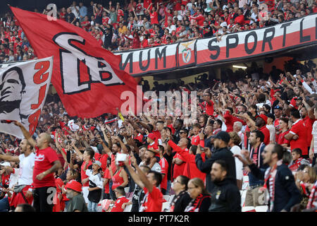 Lisbonne, Portugal, Portugal. 7 Oct, 2018. SL Benfica partisans vu en action lors de la Ligue n° 2018/19 match de football entre SL Benfica vs FC Porto. Crédit : David Martins SOPA/Images/ZUMA/Alamy Fil Live News Banque D'Images