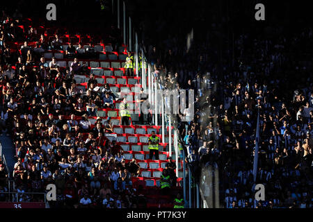 Lisbonne, Portugal, Portugal. 7 Oct, 2018. Partisans SL Benfica et le FC Porto partisans vu en action lors de la Ligue n° 2018/19 match de football entre SL Benfica vs FC Porto. Crédit : David Martins SOPA/Images/ZUMA/Alamy Fil Live News Banque D'Images