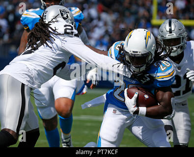 Los Angeles, USA. Octobre 07, 2018 Los Angeles Chargers Melvin running back Gordon (28) porte le ballon comme Oakland Raiders free safety Reggie Nelson (27) rend l'attaquer durant le match de football entre les Oakland Raiders et les chargeurs de Los Angeles à l'StubHub Center de Carson, en Californie. Charles Baus/CSM Crédit : Cal Sport Media/Alamy Live News Banque D'Images