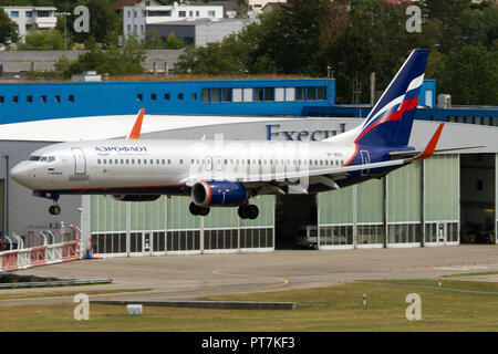 Zurich, Suisse. Août 11, 2018. Aeroflot Boeing 737-800 vu l'atterrissage à l'aéroport de Zurich Kloten. Crédit : Fabrizio Gandolfo/SOPA Images/ZUMA/Alamy Fil Live News Banque D'Images