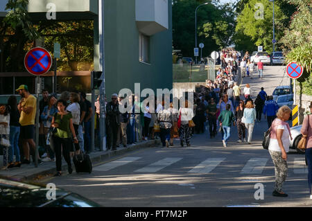 La ville de Porto, Portugal. 7Th Oct 2018. Des milliers de Brésiliens vivant au Portugal d'attente à voter à l'élection présidentielle brésilienne du 7 octobre 2018, à l'hôtel HF Ipanema Porto, Portugal dans la ville. Credit : Barry Paterson/Alamy Live News Banque D'Images