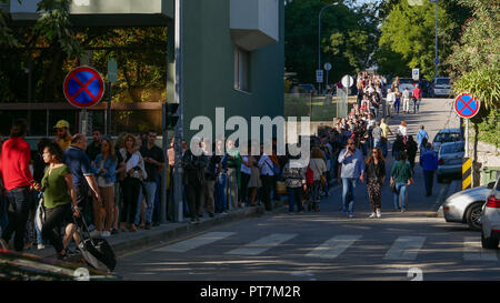 La ville de Porto, Portugal. 7Th Oct 2018. Des milliers de Brésiliens vivant au Portugal d'attente à voter à l'élection présidentielle brésilienne du 7 octobre 2018, à l'hôtel HF Ipanema Porto, Portugal dans la ville. Credit : Barry Paterson/Alamy Live News Banque D'Images