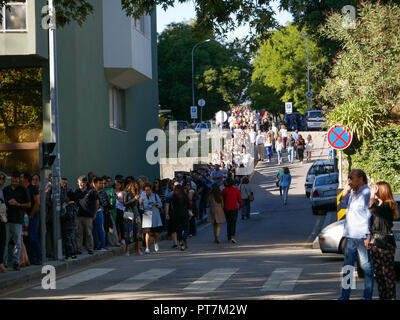 La ville de Porto, Portugal. 7Th Oct 2018. Des milliers de Brésiliens vivant au Portugal d'attente à voter à l'élection présidentielle brésilienne du 7 octobre 2018, à l'hôtel HF Ipanema Porto, Portugal dans la ville. Credit : Barry Paterson/Alamy Live News Banque D'Images