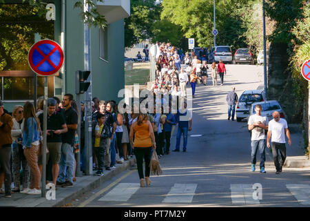 La ville de Porto, Portugal. 7Th Oct 2018. Des milliers de Brésiliens vivant au Portugal d'attente à voter à l'élection présidentielle brésilienne du 7 octobre 2018, à l'hôtel HF Ipanema Porto, Portugal dans la ville. Credit : Barry Paterson/Alamy Live News Banque D'Images