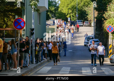 La ville de Porto, Portugal. 7Th Oct 2018. Des milliers de Brésiliens vivant au Portugal d'attente à voter à l'élection présidentielle brésilienne du 7 octobre 2018, à l'hôtel HF Ipanema Porto, Portugal dans la ville. Credit : Barry Paterson/Alamy Live News Banque D'Images