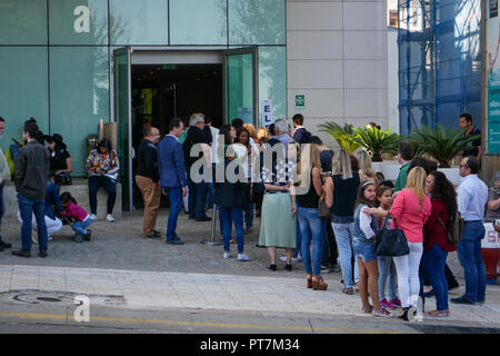 La ville de Porto, Portugal. 7Th Oct 2018. Des milliers de Brésiliens vivant au Portugal d'attente à voter à l'élection présidentielle brésilienne du 7 octobre 2018, à l'hôtel HF Ipanema Porto, Portugal dans la ville. Credit : Barry Paterson/Alamy Live News Banque D'Images