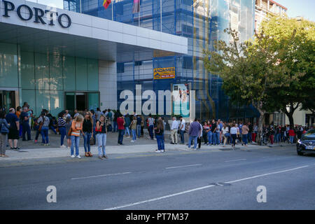 La ville de Porto, Portugal. 7Th Oct 2018. Des milliers de Brésiliens vivant au Portugal d'attente à voter à l'élection présidentielle brésilienne du 7 octobre 2018, à l'hôtel HF Ipanema Porto, Portugal dans la ville. Credit : Barry Paterson/Alamy Live News Banque D'Images