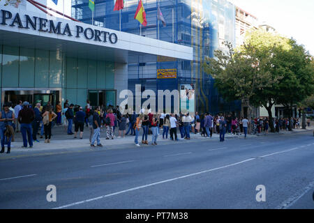 La ville de Porto, Portugal. 7Th Oct 2018. Des milliers de Brésiliens vivant au Portugal d'attente à voter à l'élection présidentielle brésilienne du 7 octobre 2018, à l'hôtel HF Ipanema Porto, Portugal dans la ville. Credit : Barry Paterson/Alamy Live News Banque D'Images