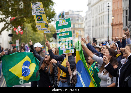 Londres, Royaume-Uni. 7Th Oct 2018. Les partisans du candidat à l'élection présidentielle brésilienne dans Bolsonaro Jaďr, en face de l'Ambassade du Brésil au cours d'une journée de vote par brésiliens vivant au Royaume-Uni pour l'élection présidentielle.. Crédit : Kevin Frost/Alamy Live News Banque D'Images