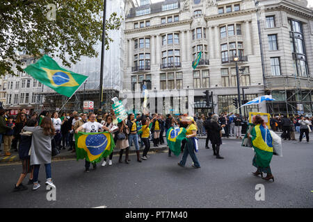 Londres, Royaume-Uni. 7Th Oct 2018. Les partisans du candidat à l'élection présidentielle brésilienne dans Bolsonaro Jaďr, en face de l'Ambassade du Brésil au cours d'une journée de vote par brésiliens vivant au Royaume-Uni pour l'élection présidentielle.. Crédit : Kevin Frost/Alamy Live News Banque D'Images